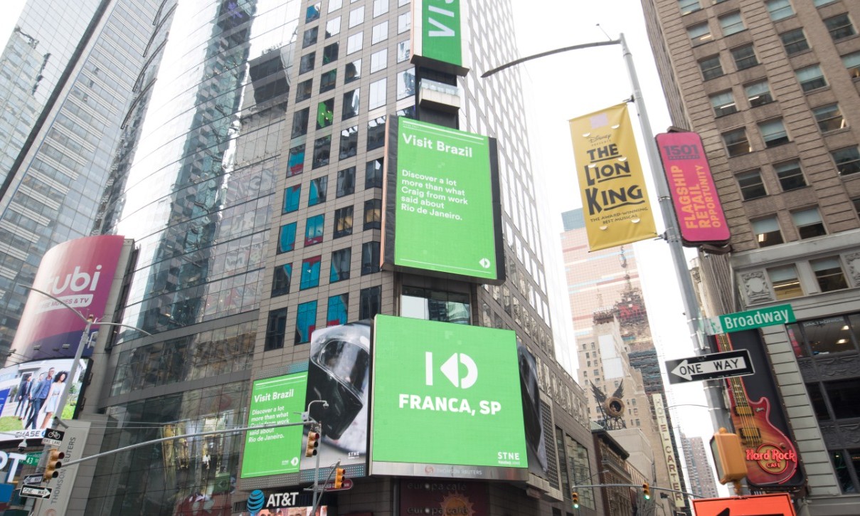 Franca é homenageada ao ser estampada em painel na Times Square, em NY
