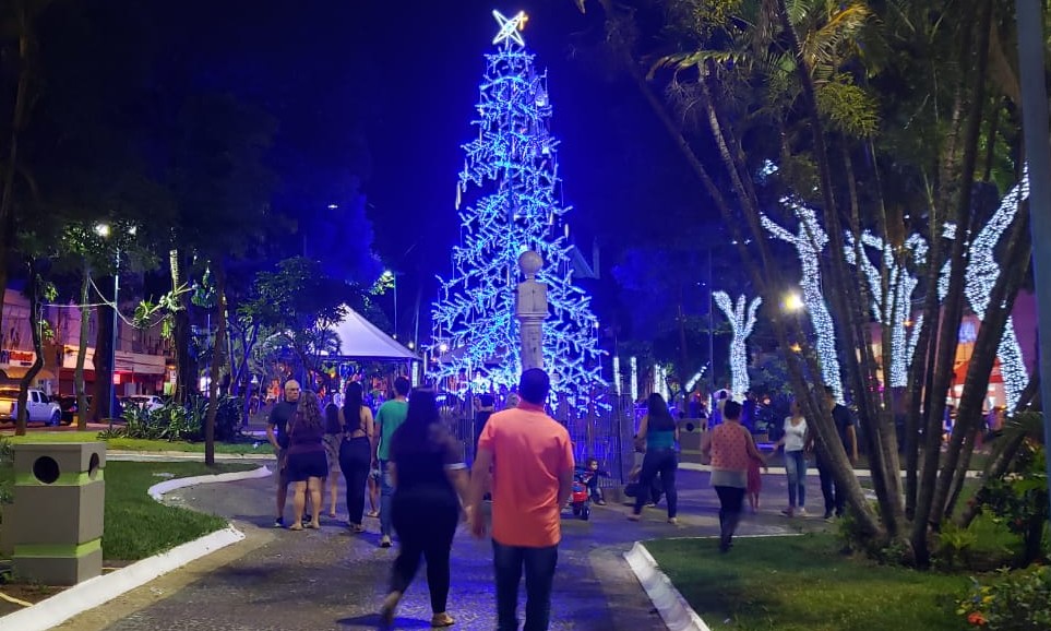 Champagnat e Praças: Iluminação natalina na área central de Franca encanta
