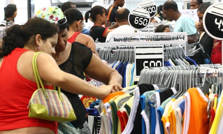 Trabalho aos domingos e feriados no comércio é questionado pela categoria
