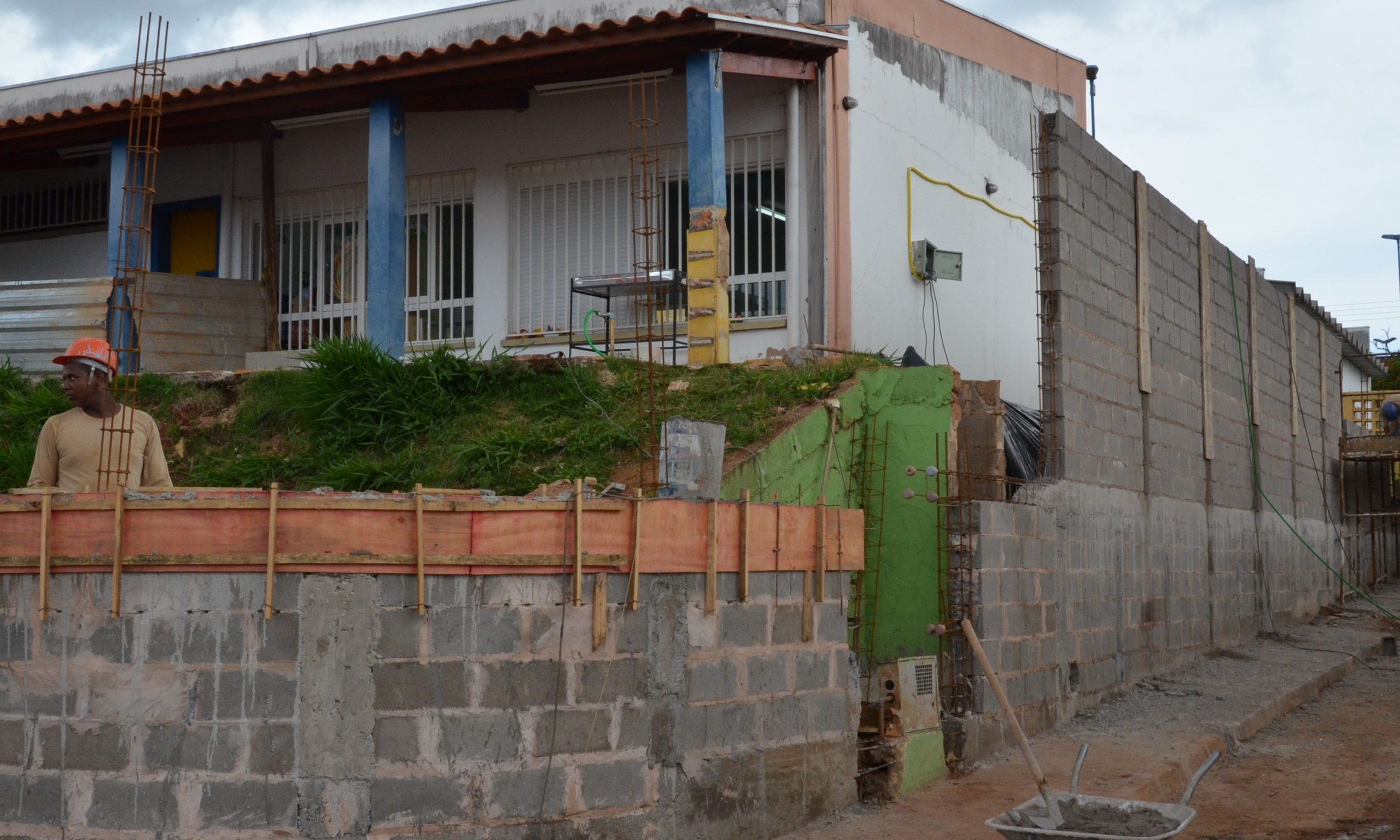 Reconstrução de muro obriga transferência de alunos em Franca