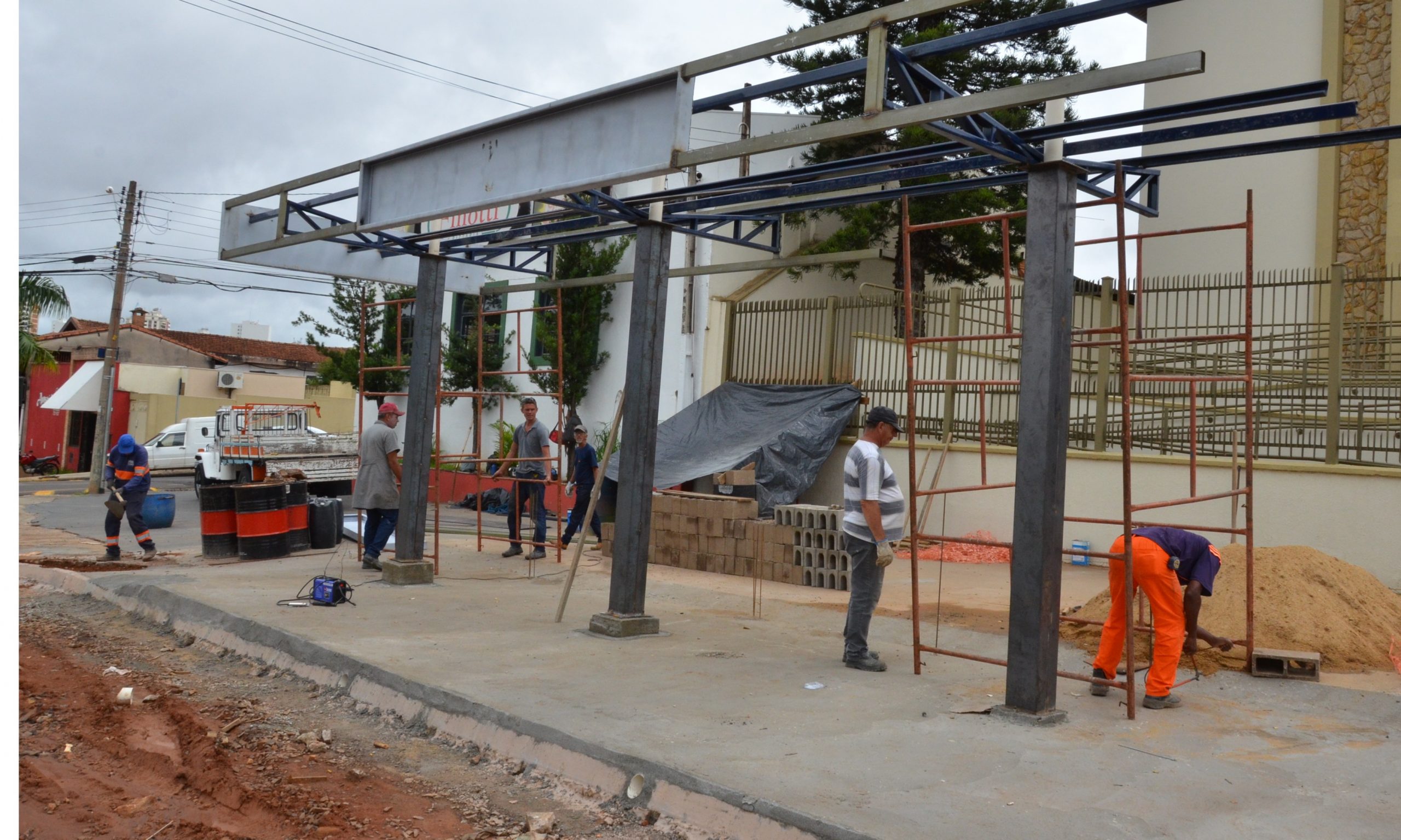 Obras do subterminal de ônibus na av. Champagnat seguem a todo vapor
