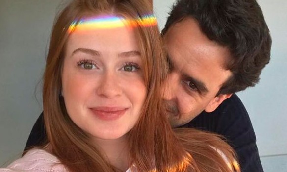 Marina Ruy Barbosa posa sentada no colo do marido Xandinho e web reage