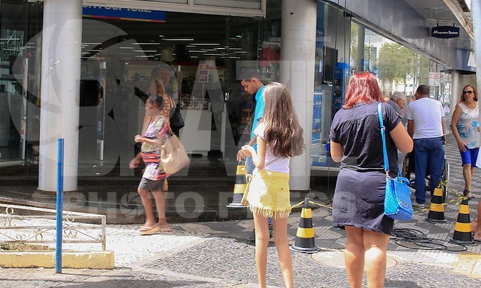 Lojas de Franca começam a funcionar até às 22h a partir desta segunda-feira, 02