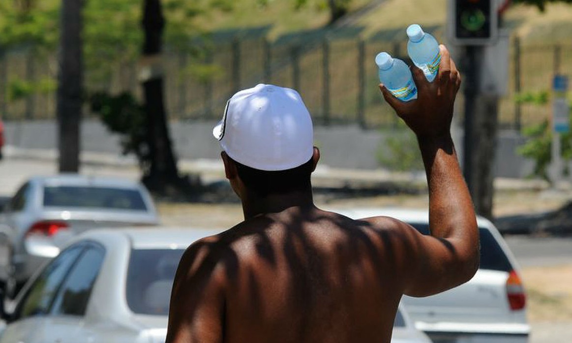 38,8 milhões de brasileiros atuam sem carteira assinada, por conta própria