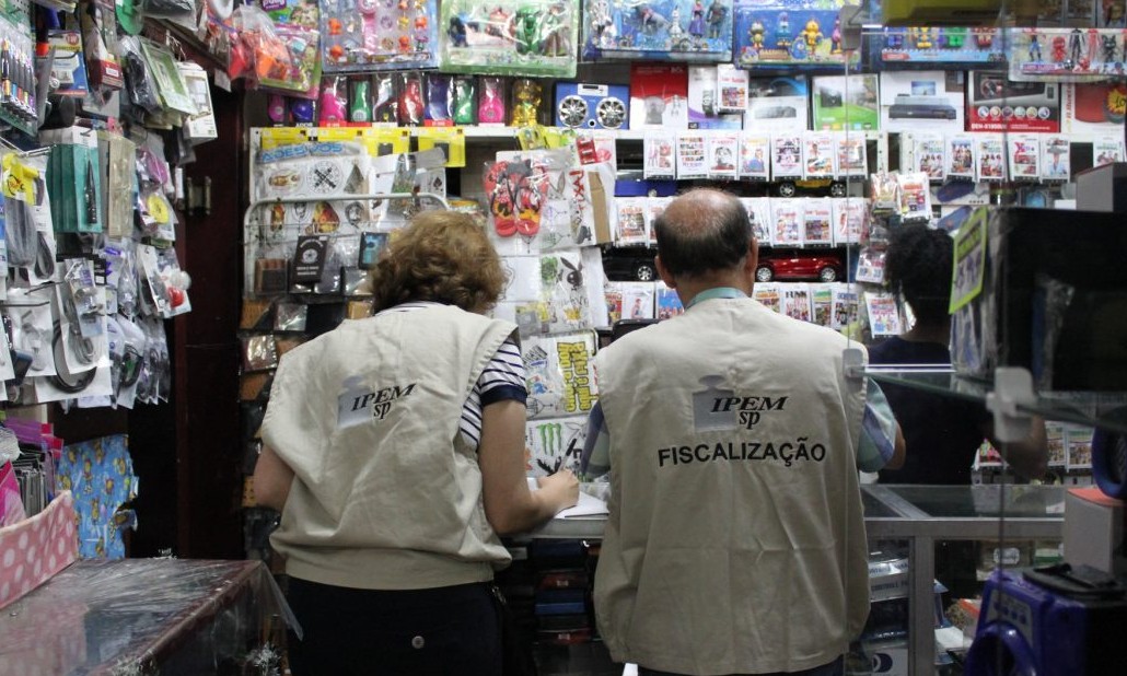 Brinquedos e itens de Natal apresentam falhas e lojas são autuadas
