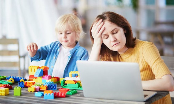 Mães e trabalho: conheça dicas para não se sobrecarregar em 2020