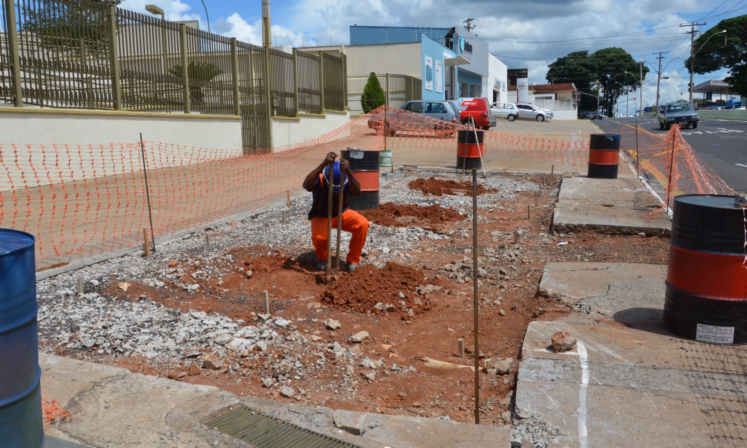 Subterminal de ônibus começa a ser construído na avenida Champagnat