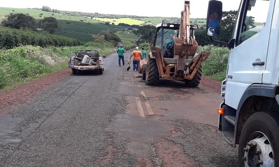 Ibiraci conclui operação Tapa Buracos na estrada para Lage e Aterradinho