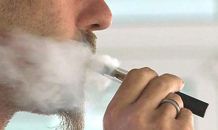 Cresce preocupação com cigarros eletrônicos devido à mortes recentes
