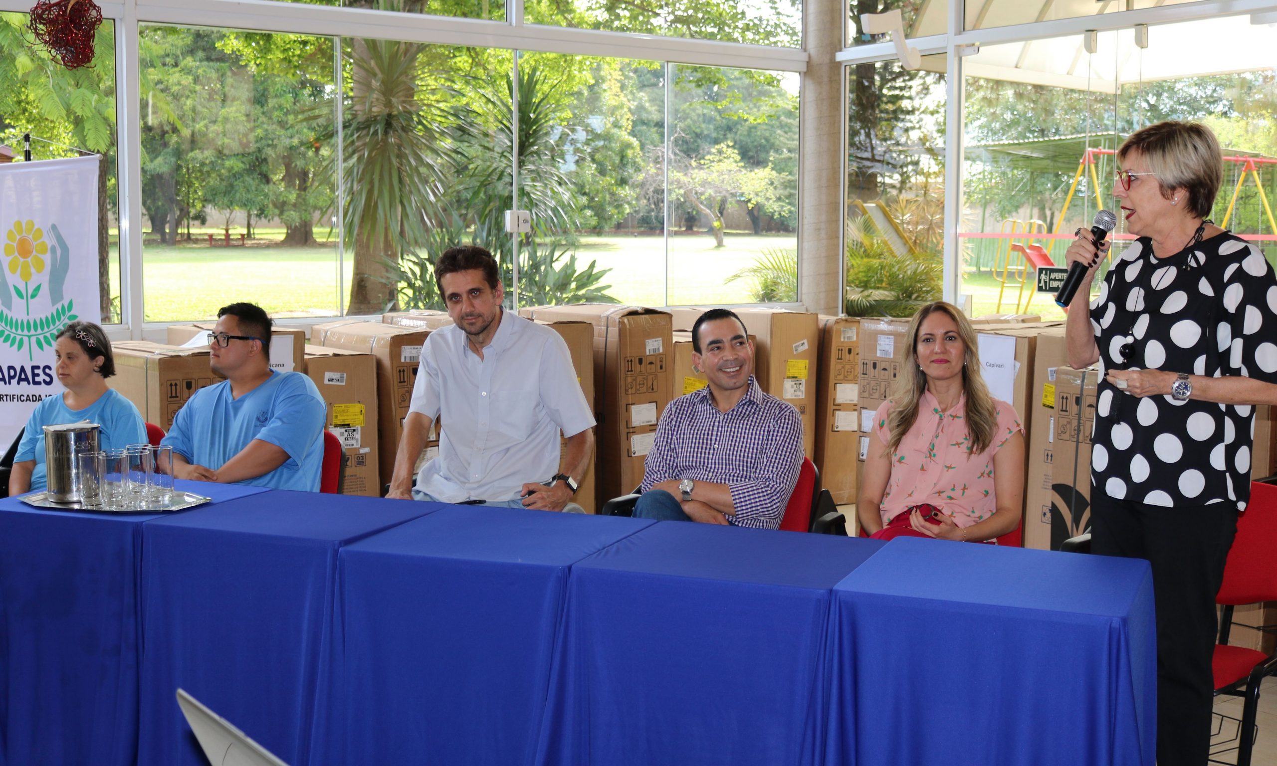 FEAPAES-SP faz entrega de 47 cadeiras de rodas para usuários das Apaes