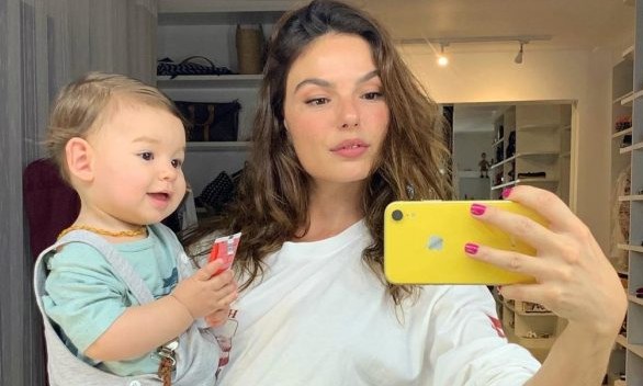 Com agenda cheia, Isis Valverde lamenta perda de momentos com o filho