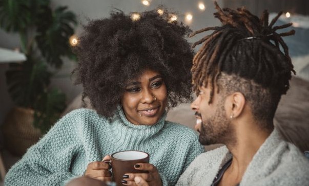 16 pequenas coisas que casais felizes fazem um pelo outro todas as noites
