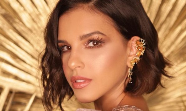 Mariana Rios ousa no look e acaba mostrando parte sensual de seu corpo