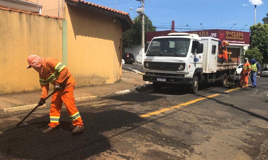 Três diferentes regiões de Franca seguem recebendo remendo asfáltico