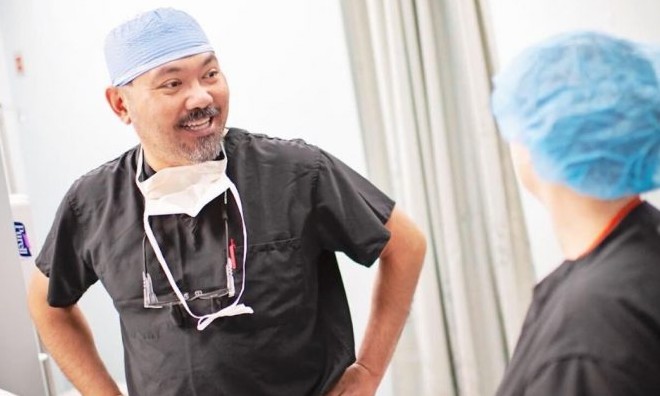 Médico faz cirurgias e deixa pacientes pagarem com trabalho voluntário