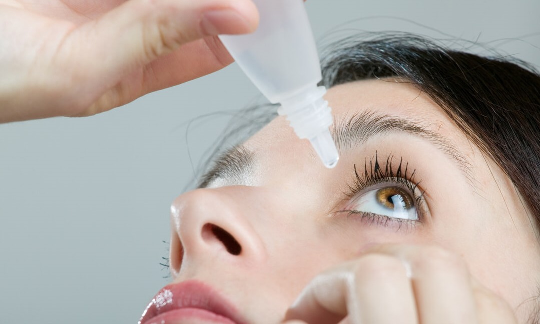 Saiba quando usar água, soro ou colírio para limpeza correta dos olhos