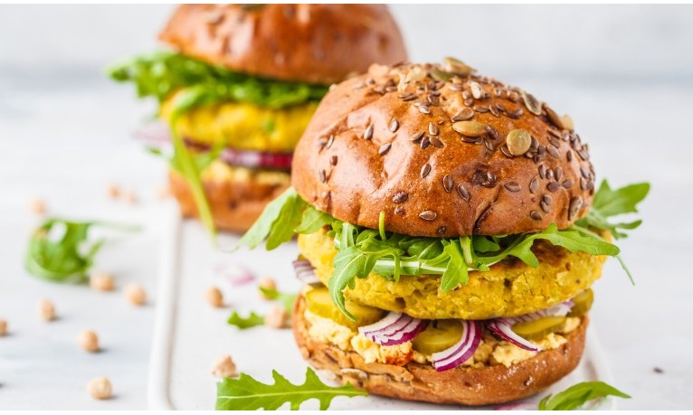 Hambúrguer vegano: saudável e supersaboroso, com variadas opções