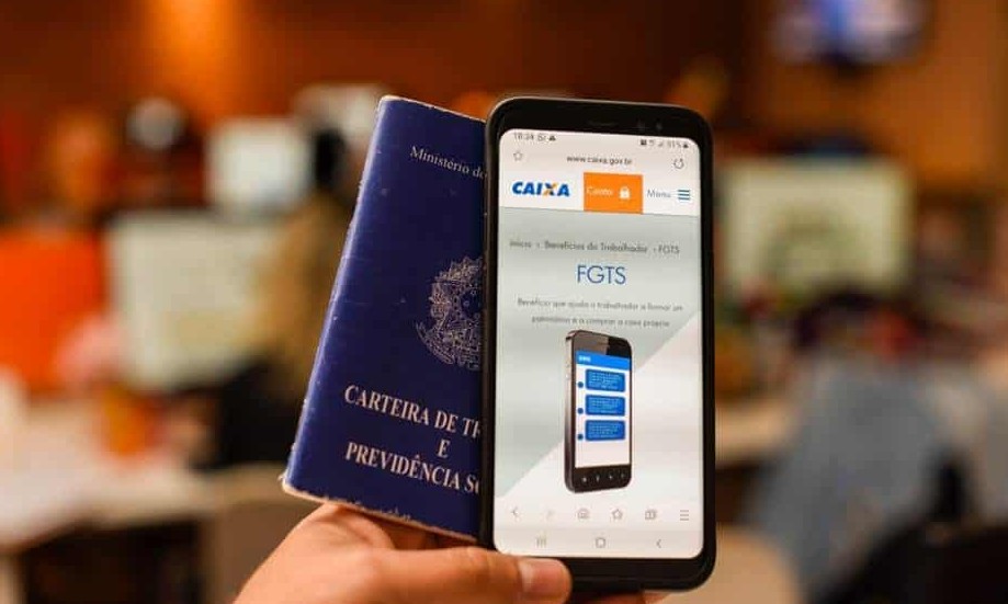 Jair Bolsonaro sanciona lei que aumenta limite do saque imediato do FGTS
