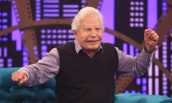 Cid Moreira dá bronca em Luciano Camargo por preguiça de malhar