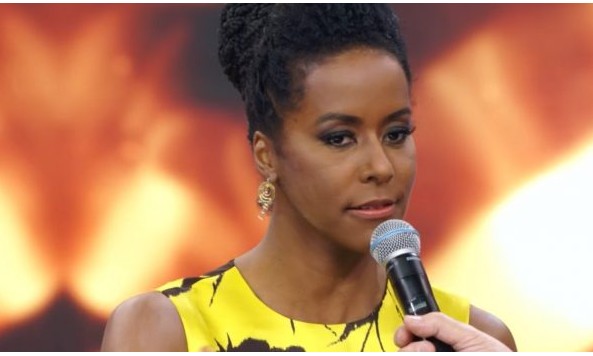 Maju Coutinho combate racismo e autoritarismo ao
receber Troféu Domingão
