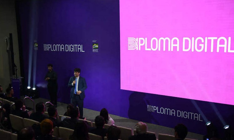 MEC anuncia versão digital de diplomas universitários com custo 80% menor
