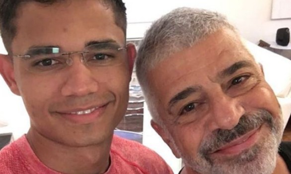 Lulu Santos posta foto romântica e é “exposto” pelo marido Clebson