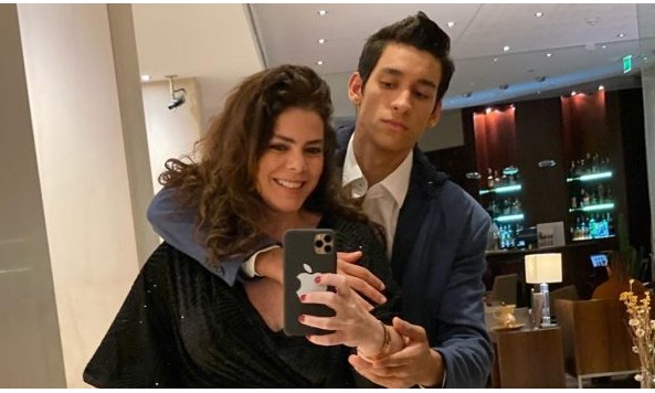 Gisele Fraga faz carícia no namorado 30 anos mais novo; ele retribui carinho