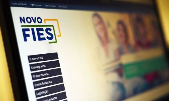 MEC muda regra do Fies e pode cobrar na justiça 584 mil alunos em atraso