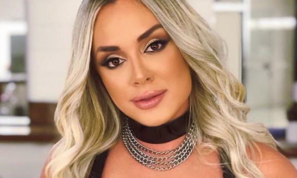 Juju Salimeni surpreende ao surgir usando biquíni de strass fora do comum