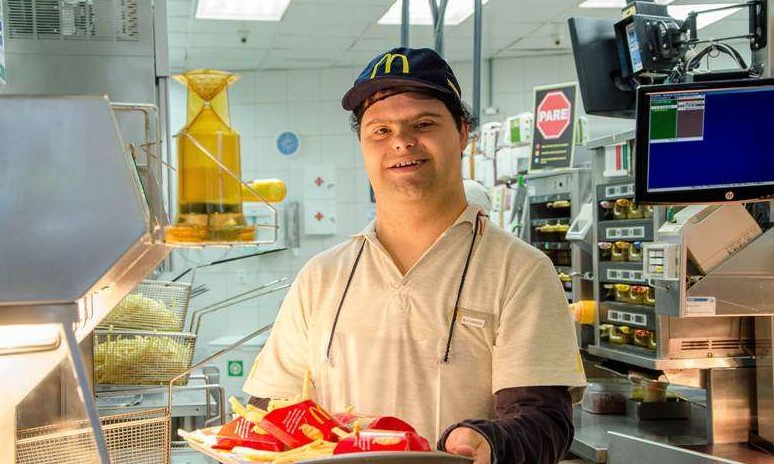 McDonald’s oferece mais de 3 mil vagas de emprego, incluindo 200 para PCDs