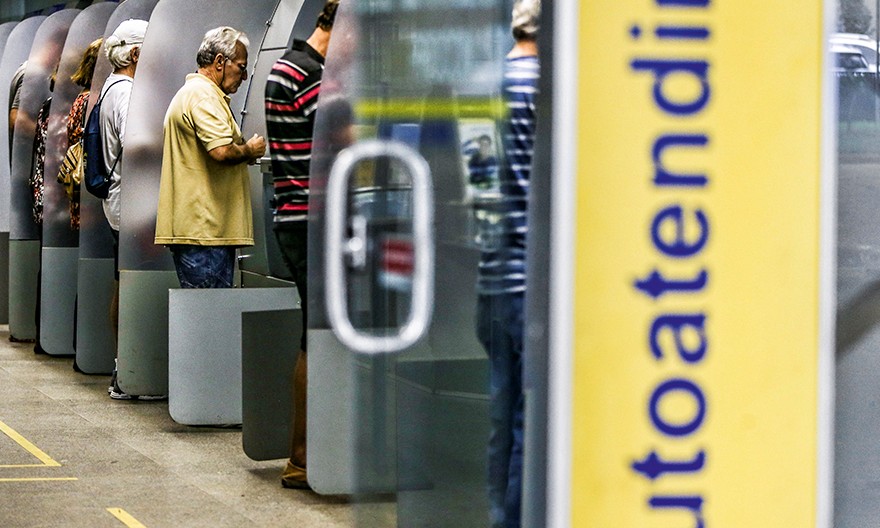 Brasileiro chega a pagar R$ 915 para manter conta corrente e cartão de crédito