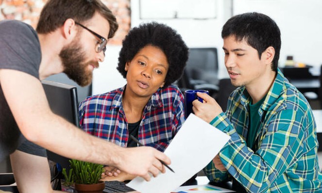 Racismo gera diferença salarial de 31% entre negros e brancos, diz pesquisa