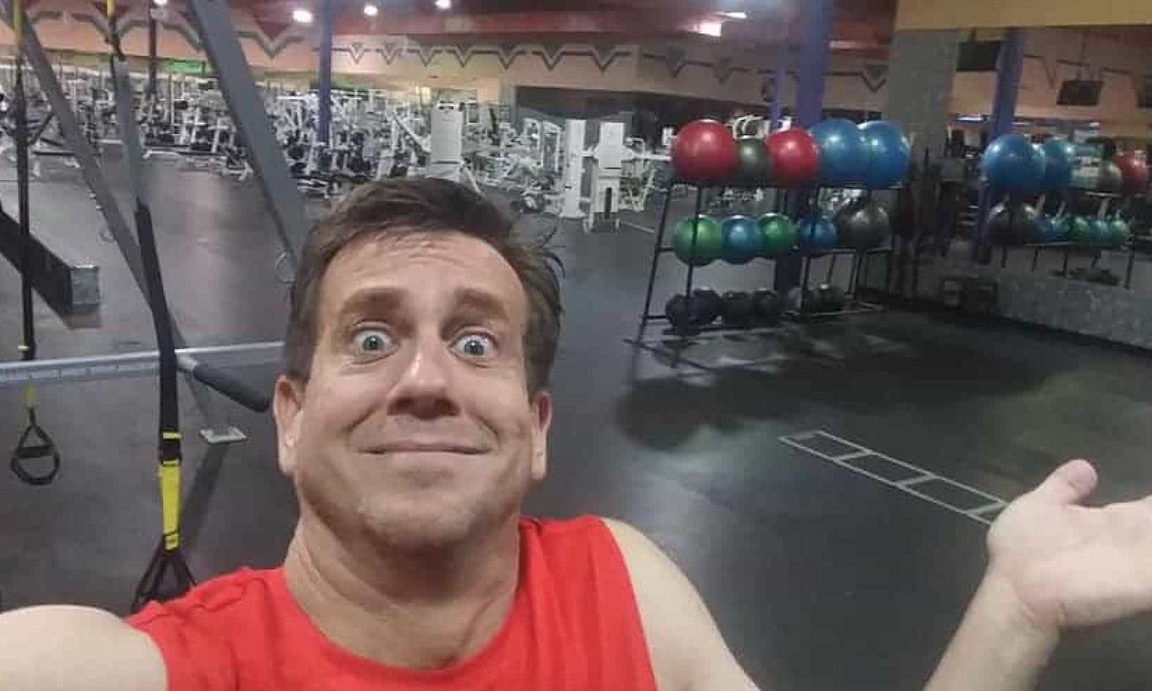 Homem vai à academia e descobre, ao ficar preso, que ela não é 24 horas