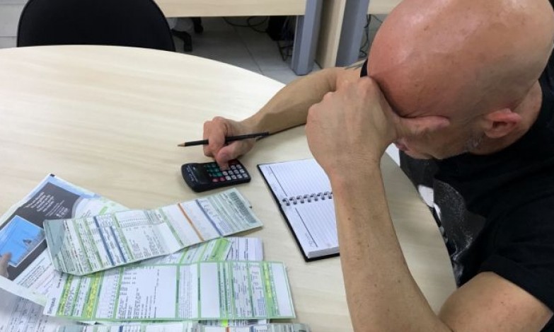 Pesquisa da CNC mostra que mais de 65% das famílias estão endividadas