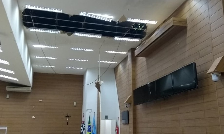 Chuva provoca estrago no telhado da Câmara de Franca e parte do forro cai
