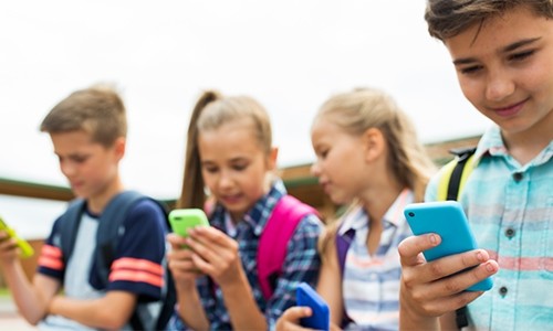 Smartphones usados em excesso prejudicam crianças, aponta estudo