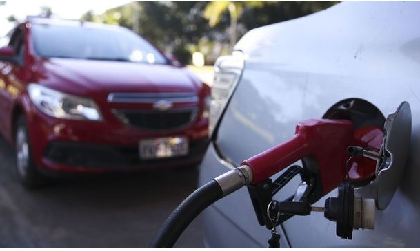 Gasolina custa R$ 4,38 no Brasil e R$ 2,85 nos EUA; o que provoca essa diferença
