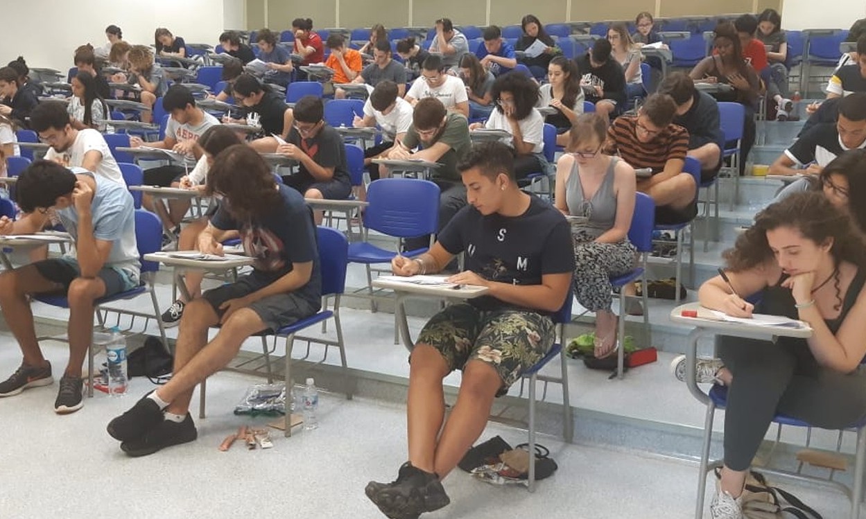 Unicamp 2020: prova de redação propõe texto para podcast e/ou uma crônica
