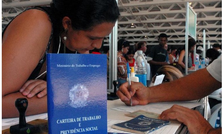 Com sinais de reação da economia, medo de desemprego diminui no país