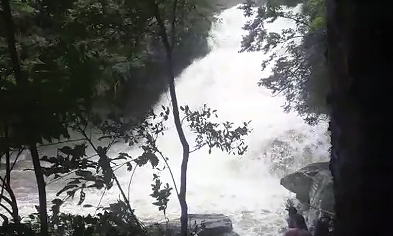 Cinco pessoas morrem após ‘cabeça d’água’ em cachoeira perto de Furnas
