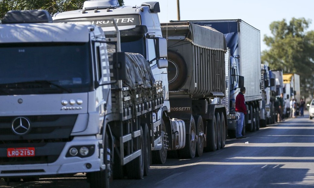 Caminhoneiros celebram aumento no frete, mas exigem diesel mais barato
