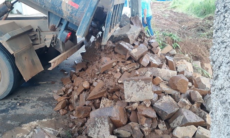 Barreira de contenção é feita na Rua Torquato Caleiro por conta da chuva