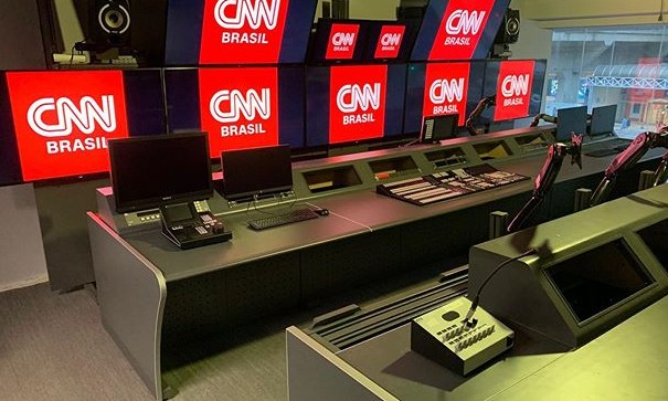 CNN Brasil sacia curiosos e divulga foto de switcher, estúdio e da fachada