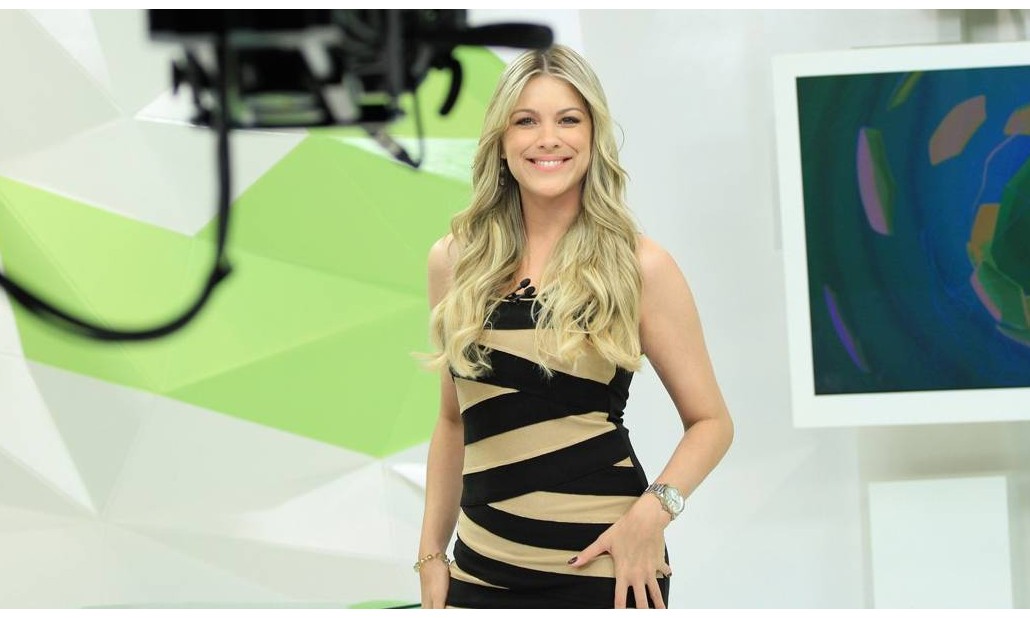 Renata Fan posta foto de biquíni e seguidores falam que ela fez photoshop