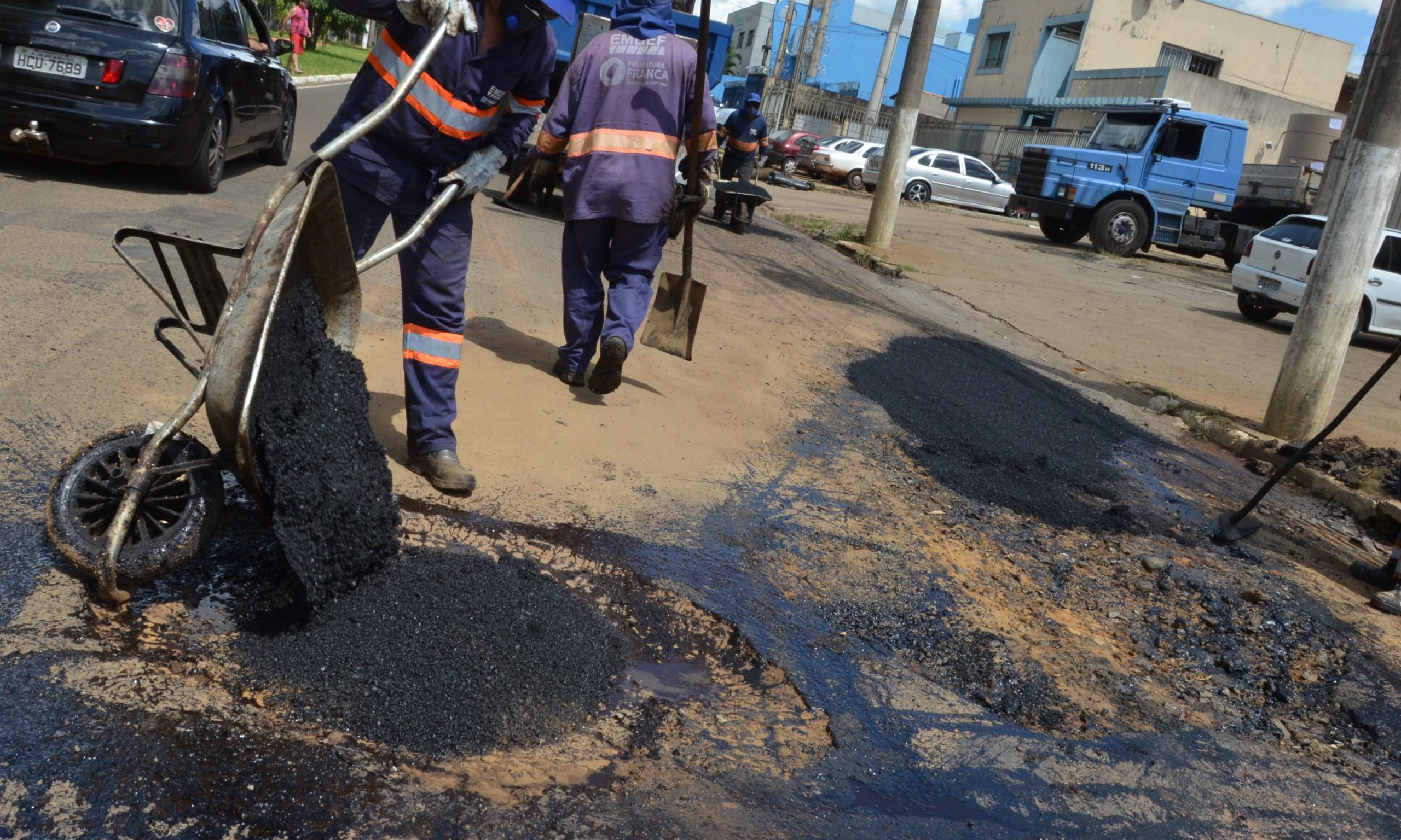 Cinco equipes da Prefeitura reforçam serviços de tapa buracos em ruas de Franca