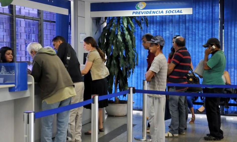 Sem servidores, espera por atendimento em agências do INSS chega a cinco horas