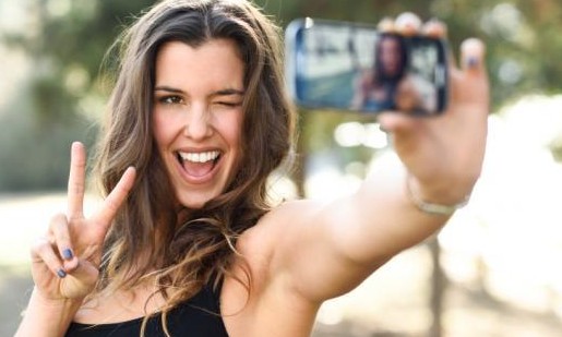 Redes sociais: tirar selfies ‘perfeitas’ é razão para 55% das cirurgias faciais