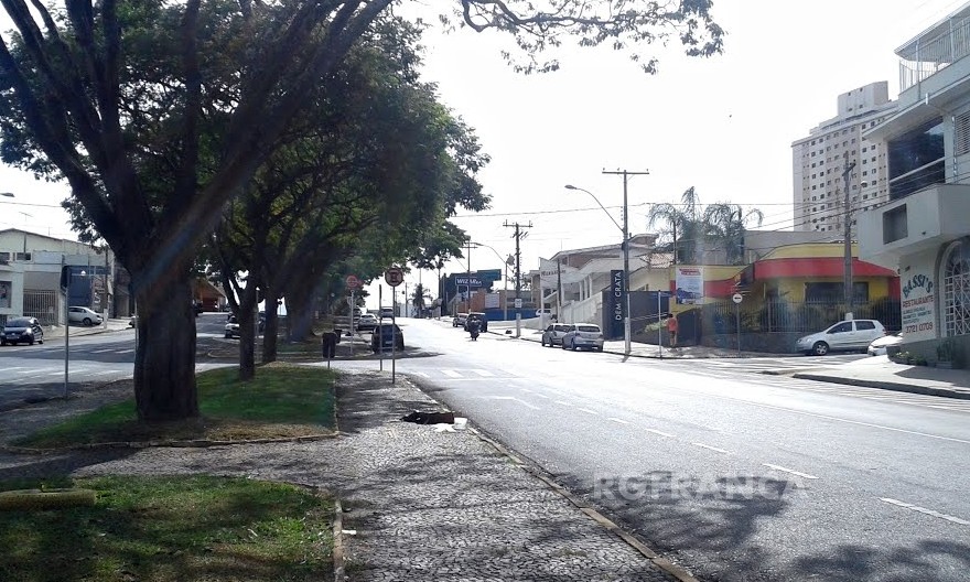 Canteiros de avenidas em Franca recebem placas de orientação contra lixo