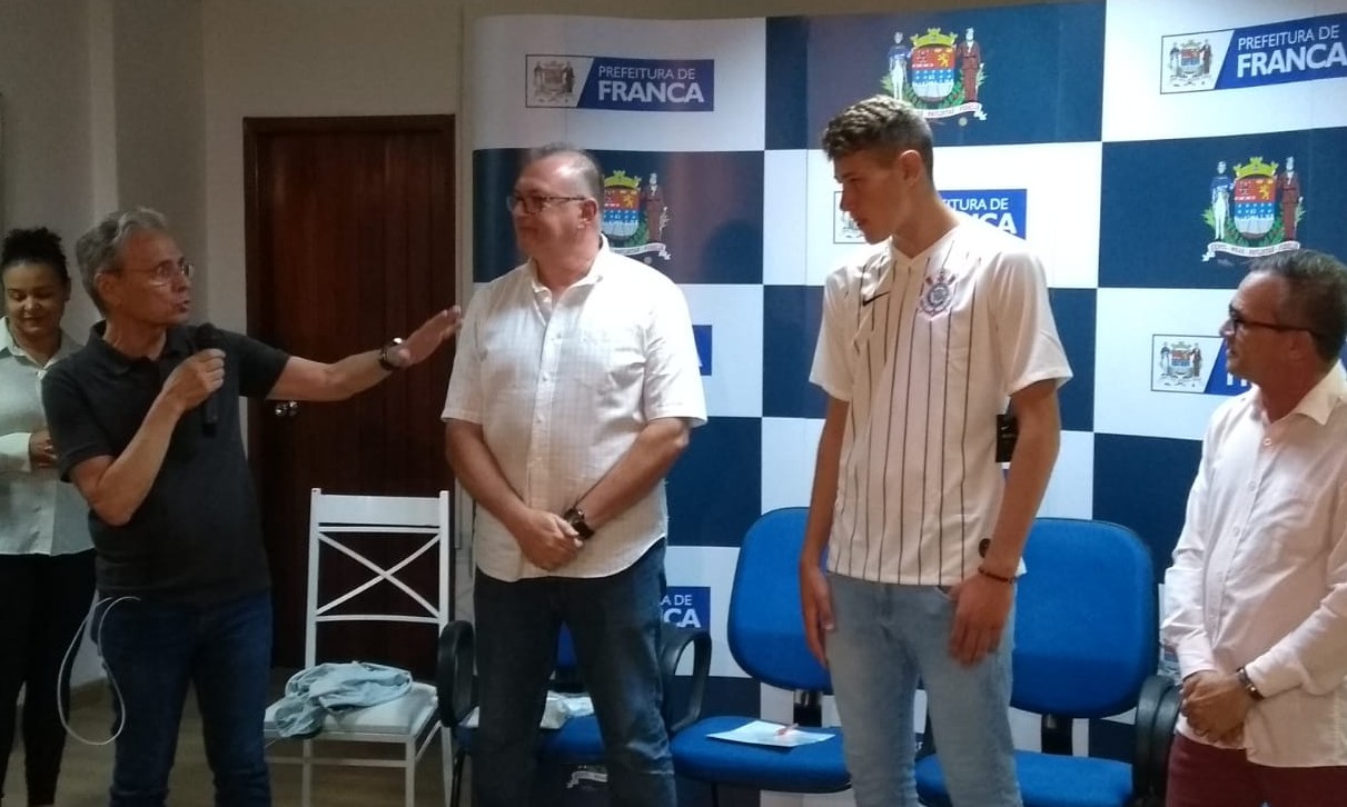 Revelação da Francana em jogos da Copinha assina contrato com Corinthians