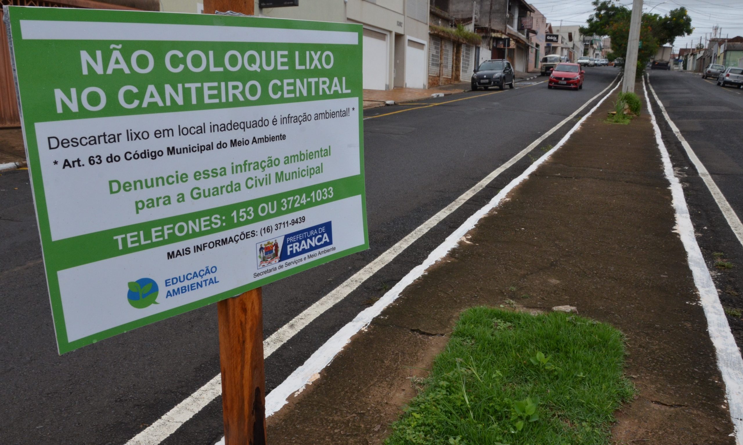 Contra lixo, Prefeitura de Franca coloca placas em canteiros de avenidas